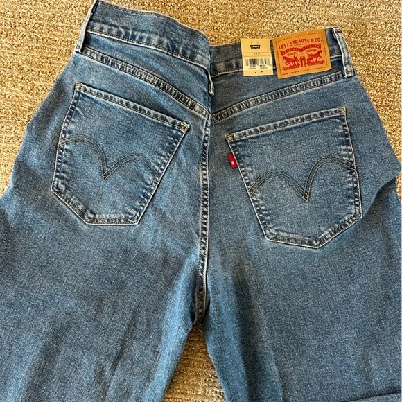 NWT LEVIS HIGH RISE WIDE LEG. Cute trendy jeans. 31”x27”. Has some stretch too. - Picture 6 of 10